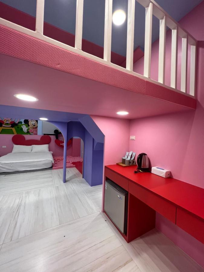 Fun Holiday Family Hostel Tainan Exterior photo