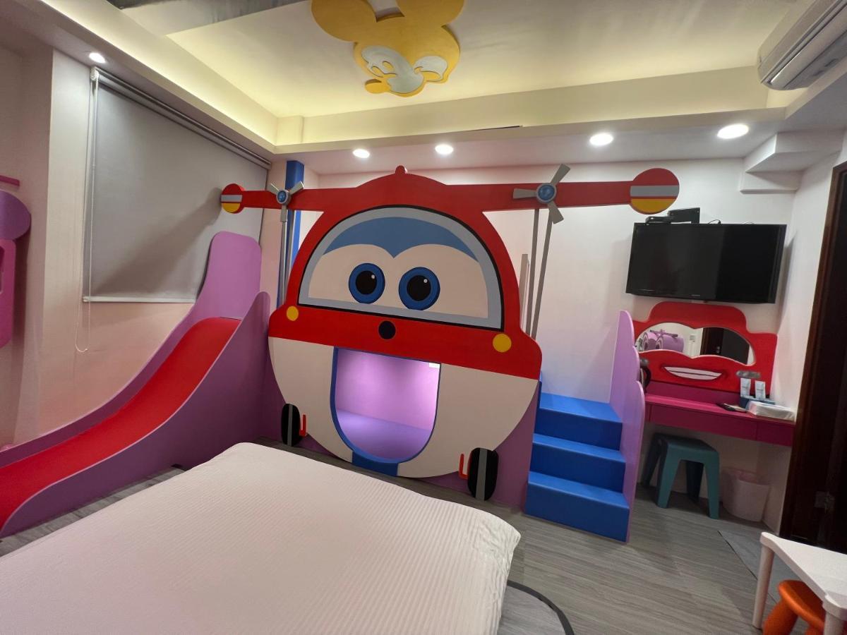 Fun Holiday Family Hostel Tainan Exterior photo
