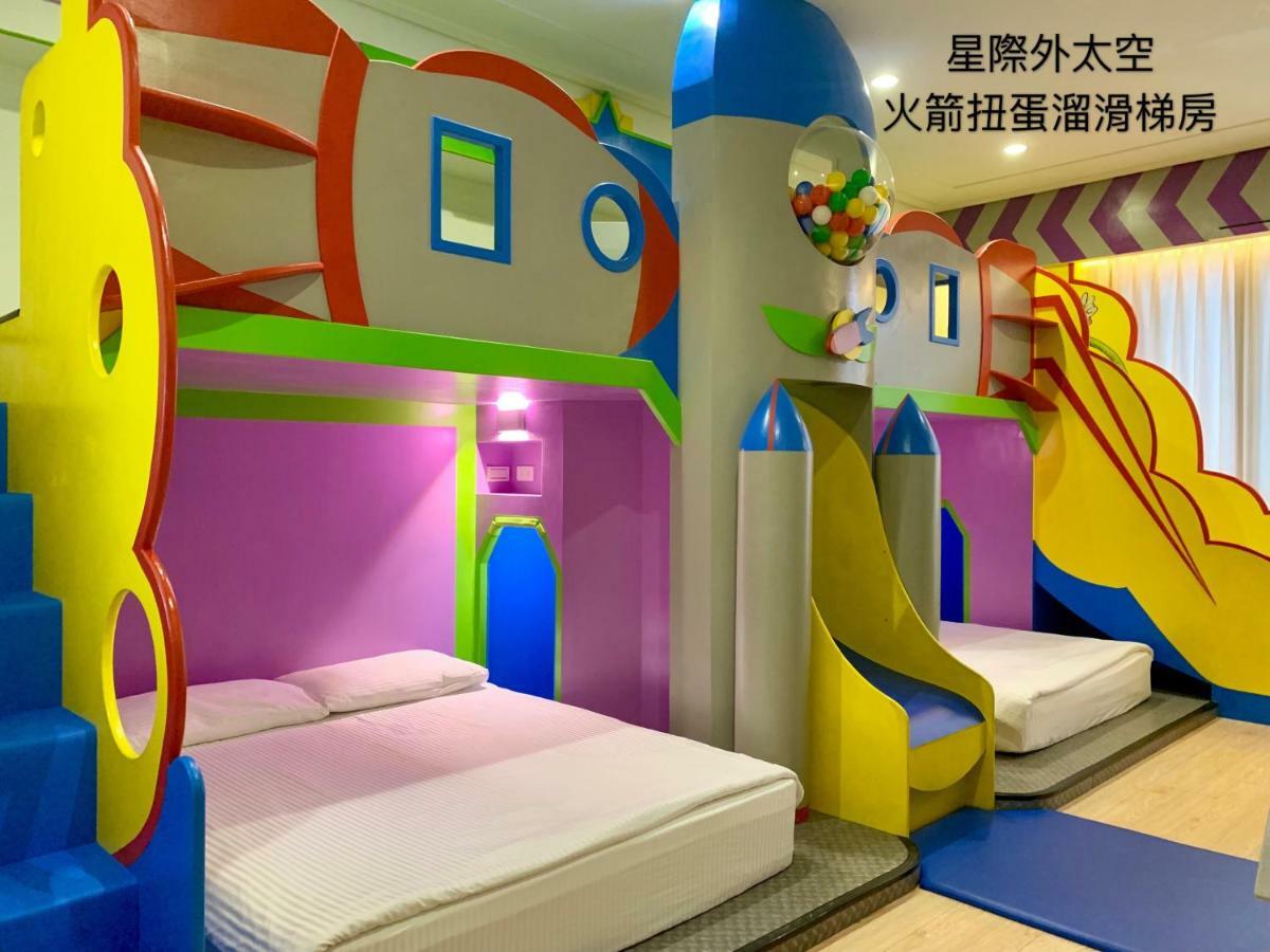 Fun Holiday Family Hostel Tainan Exterior photo